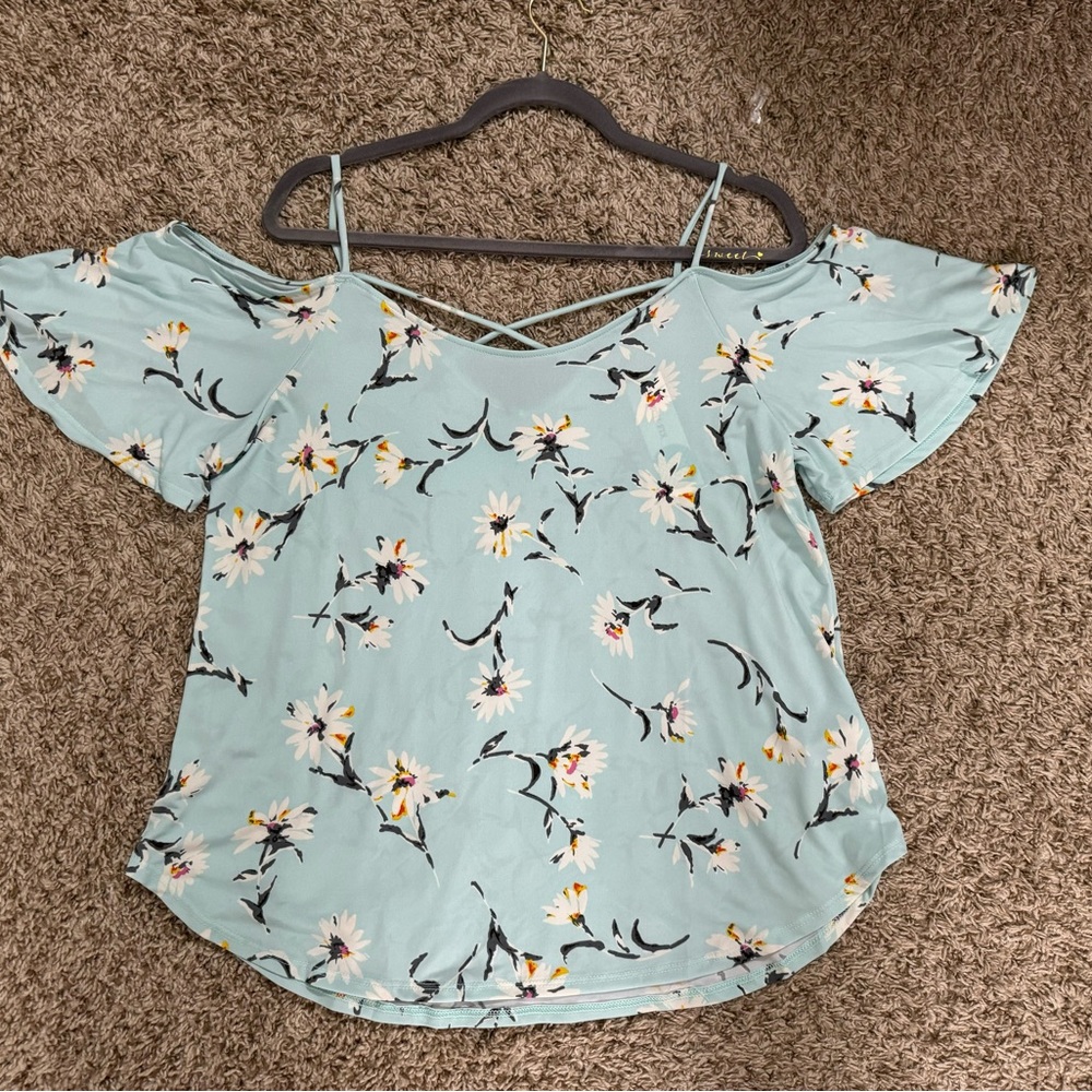 NWT Women’s cold shoulder top